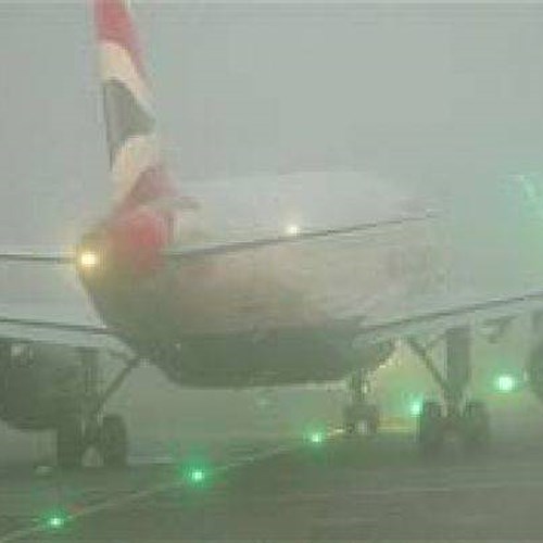 Nebbia fitta a Londra: paralizzato aeroporto Heathrow, cancellati voli anche per l'Italia