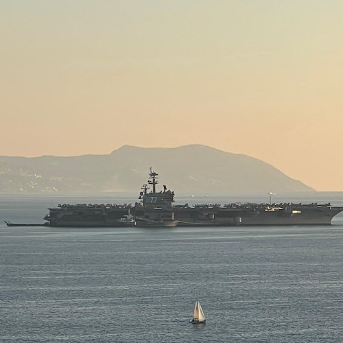 Nel golfo di Napoli ormeggiata la maestosa portaerei statunitense George H.W. Bush