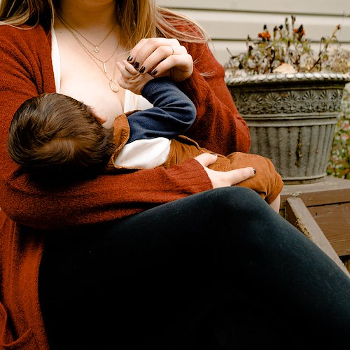 Nel latte delle mamme vaccinate anticorpi che proteggono i neonati dal Covid. Lo studio italiano