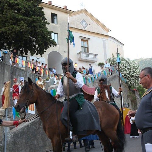 Nel weekend a Tramonti va in scena il Corteo Storico tra abiti d'epoca, teatro e musica