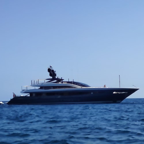 Nelle acque di Amalfi arriva "Irisha", mega-yacht da crociera [FOTO]