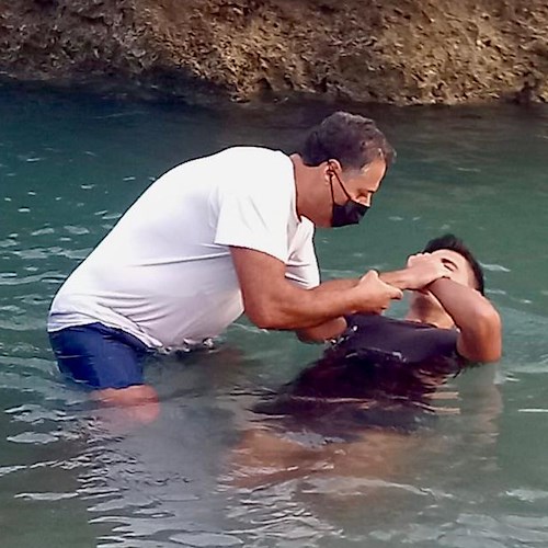 Nelle acque di Vietri sul Mare il battesimo dei nuovi testimoni di Geova 