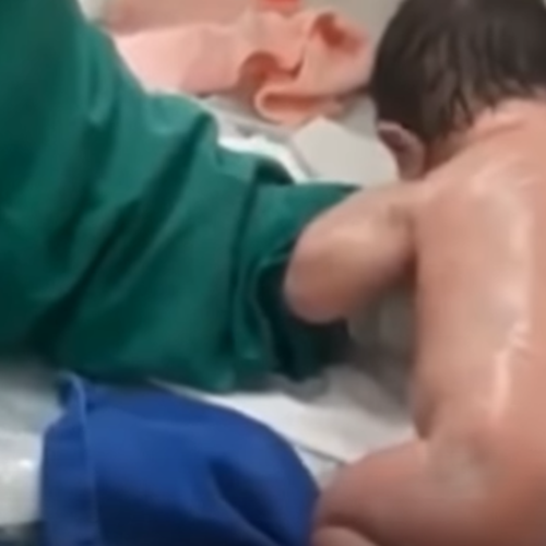 Neonata prodigio: «cammina» pochi minuti dopo la nascita [VIDEO] 