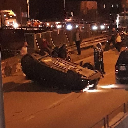 Nocera, perde il controllo dell'auto e si cappotta, due persone in ospedale