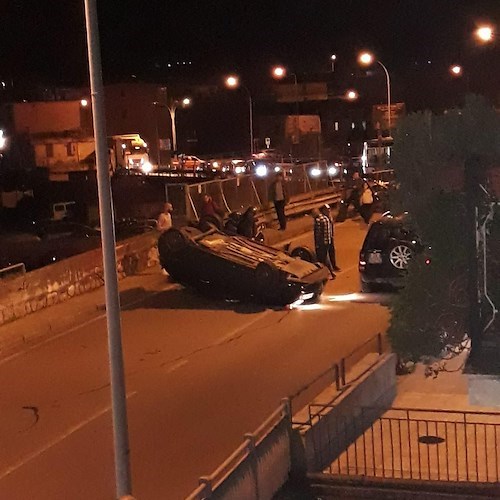 Nocera, perde il controllo dell'auto e si cappotta, due persone in ospedale