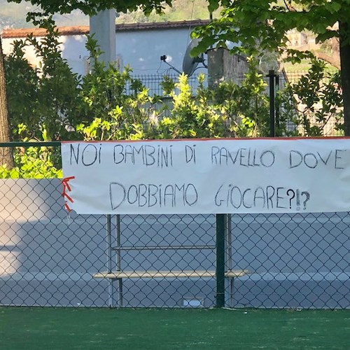 “Noi bambini di Ravello dove dobbiamo giocare?”, spunta uno striscione di fronte al Comune [FOTO]