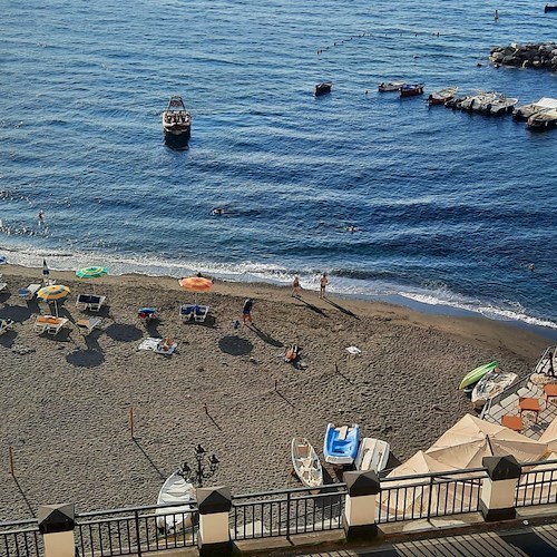 Noleggiava ombrelloni abusivamente, sequestrate attrezzature in spiaggia ad Atrani: blitz in borghese delle Forze dell'Ordine