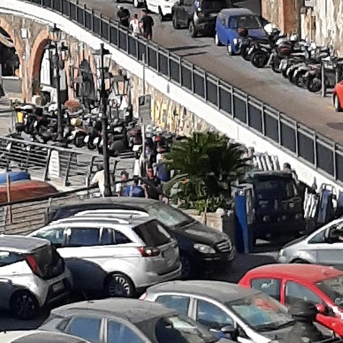 Noleggiava ombrelloni abusivamente, sequestrate attrezzature in spiaggia ad Atrani: blitz in borghese delle Forze dell'Ordine