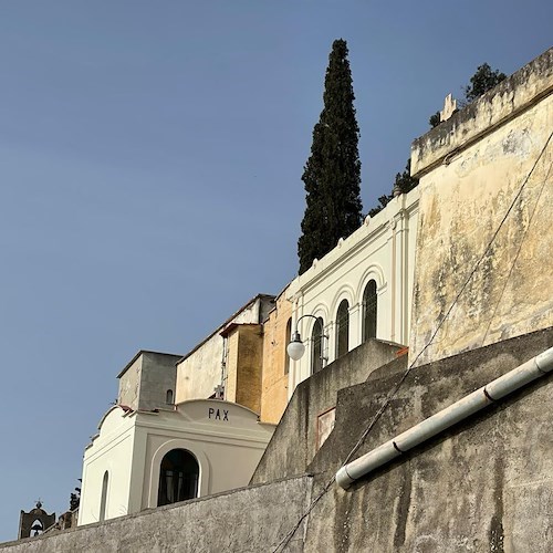 Non c’è più posto al cimitero di Atrani, Comune limita accesso a salme da Ravello e chiede di rivedere parcheggi pertinenti