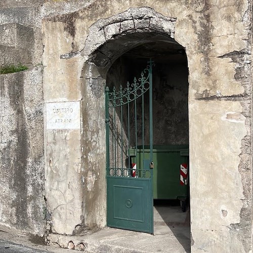 Non c’è più posto al cimitero di Atrani, Comune limita accesso a salme da Ravello e chiede di rivedere parcheggi pertinenti