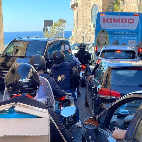 Non fa più notizia, ma anche oggi attraversare la Statale 163 "Amalfitana" è un'impresa insostenibile