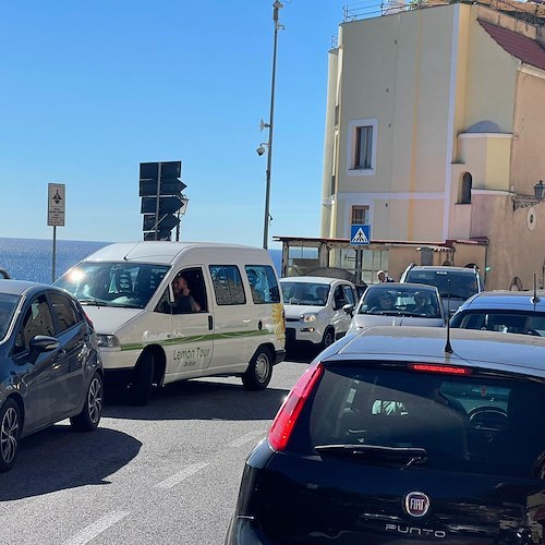 Non fa più notizia, ma anche oggi attraversare la Statale 163 "Amalfitana" è un'impresa insostenibile