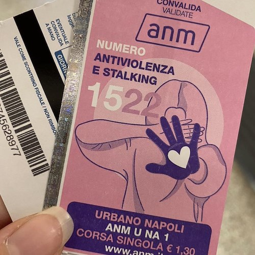 "Non sei sola": sui bus di Napoli si timbrano i ticket con il numero antiviolenza e stalking 1522