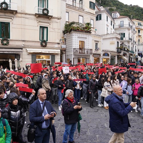 “Non Una di Meno”: ad Amalfi il flashmob per la Giornata Internazionale per l’eliminazione della violenza sulle donne