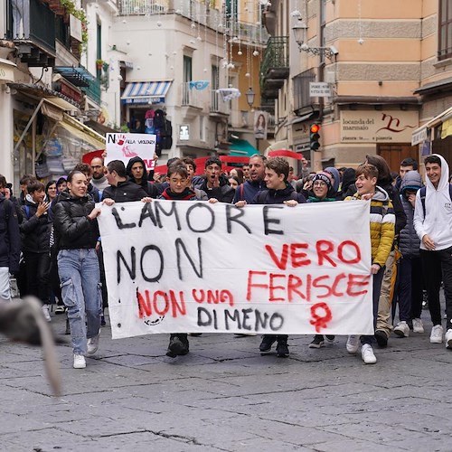 “Non Una di Meno”: ad Amalfi il flashmob per la Giornata Internazionale per l’eliminazione della violenza sulle donne