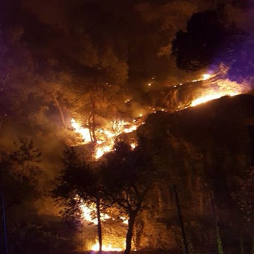 Notte d'inferno a Positano: in fiamme la pineta a Montepertuso, pericolo per i residenti