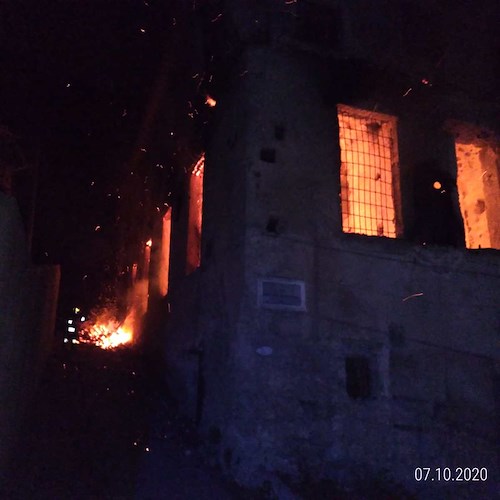 Notte di paura Minori: vecchia cartiera in fiamme [FOTO-VIDEO]