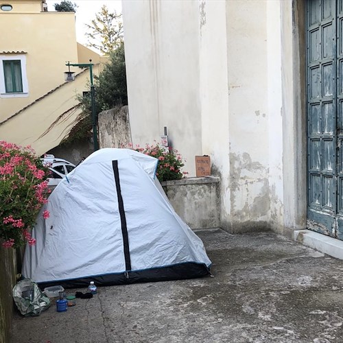 Notte in tenda nel centro di Ravello, all'interno tre ragazze francesi. Sanzionate