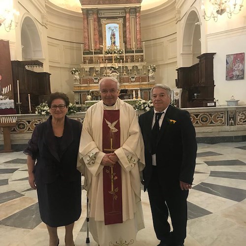 Nozze d'Oro per Elisa e Giovanni, alla collegiata di Maiori rinnovano la loro promessa d'amore