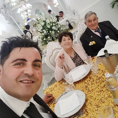 Nozze d'oro per Teresa e Pasquale, genitori di Lello Marino. Festeggiamenti con tutta la famiglia al Castello de La Sonrisa /Foto