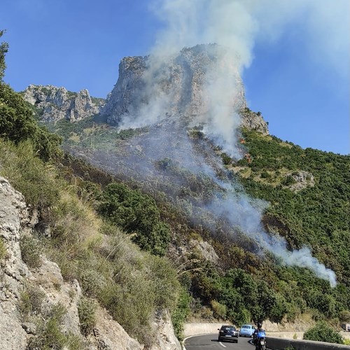 Nuovo incendio in Costa d'Amalfi: brucia vegetazione a Capo d'Orso