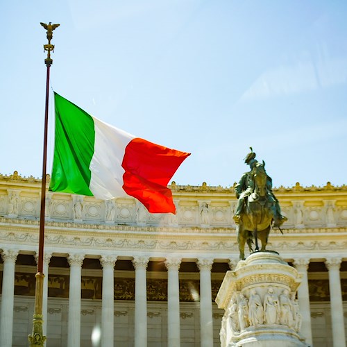 Oggi la bandiera italiana compie 225 anni. Mattarella: «È testimone del cammino della Repubblica, libera e democratica»