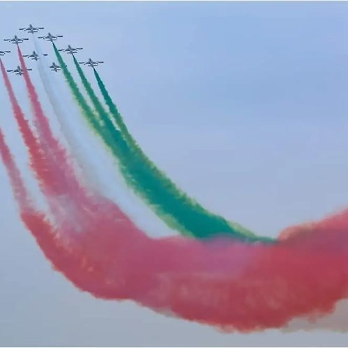 Oggi ricorre il Centenario dell’Aeronautica Militare: le foto delle Frecce Tricolori ad Arona