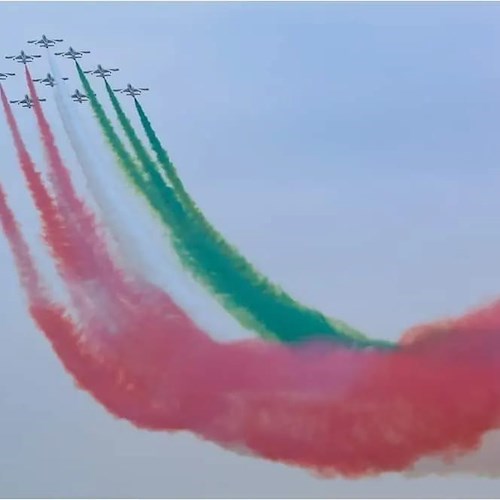 Oggi ricorre il Centenario dell’Aeronautica Militare: le foto delle Frecce Tricolori ad Arona