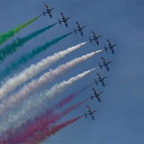 Oggi ricorre il Centenario dell’Aeronautica Militare: le foto delle Frecce Tricolori ad Arona