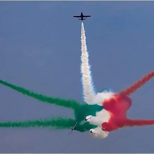 Oggi ricorre il Centenario dell’Aeronautica Militare: le foto delle Frecce Tricolori ad Arona