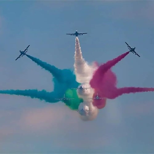 Oggi ricorre il Centenario dell’Aeronautica Militare: le foto delle Frecce Tricolori ad Arona