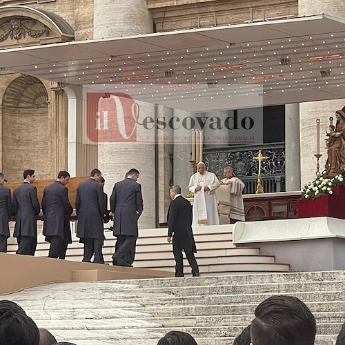 Oltre 50mila fedeli in Piazza San Pietro per l'ultimo saluto a Benedetto XVI. La folla: «Santo subito!» /FOTO e VIDEO