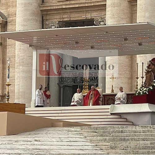 Oltre 50mila fedeli in Piazza San Pietro per l'ultimo saluto a Benedetto XVI. La folla: «Santo subito!» /FOTO e VIDEO