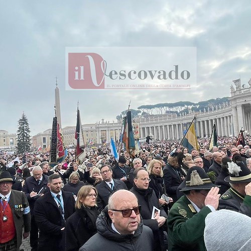 Oltre 50mila fedeli in Piazza San Pietro per l'ultimo saluto a Benedetto XVI. La folla: «Santo subito!» /FOTO e VIDEO