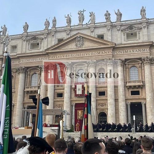 Oltre 50mila fedeli in Piazza San Pietro per l'ultimo saluto a Benedetto XVI. La folla: «Santo subito!» /FOTO e VIDEO