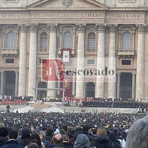 Oltre 50mila fedeli in Piazza San Pietro per l'ultimo saluto a Benedetto XVI. La folla: «Santo subito!» /FOTO e VIDEO