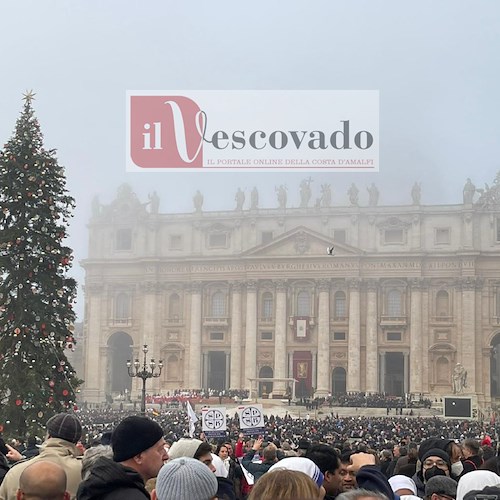 Oltre 50mila fedeli in Piazza San Pietro per l'ultimo saluto a Benedetto XVI. La folla: «Santo subito!» /FOTO e VIDEO