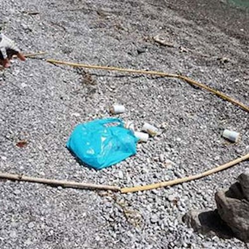 Ordigni esplosivi trovati su una spiaggia della Costiera Amalfitana: si indaga