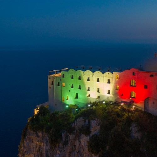 Orgoglio italiano: in Costiera Amalfitana il Monastero Santa Rosa s'illumina del tricolore