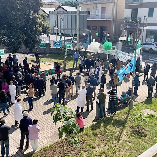 Ospedale di Polla al collasso: in 150 scendono in piazza per tutelare diritto alla salute del Vallo di Diano