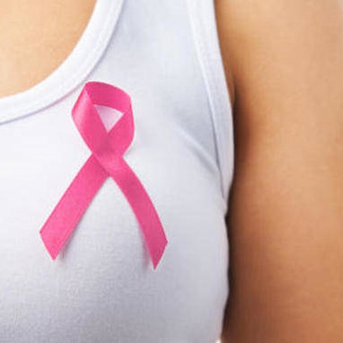 Ottobre mese prevenzione tumore a seno: a Vietri la sirena si illumina di rosa
