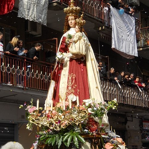 Pagani, attimi di tensione durante la processione della Madonna delle Galline