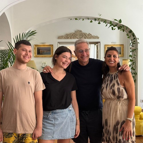 Paolo Bonolis con lo Staff del Villa Romana a Minori<br />&copy; Massimiliano D'Uva