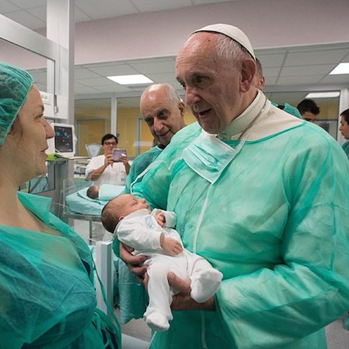 Papa Francesco, la sua tenerezza nella visita a neonati e malati terminali