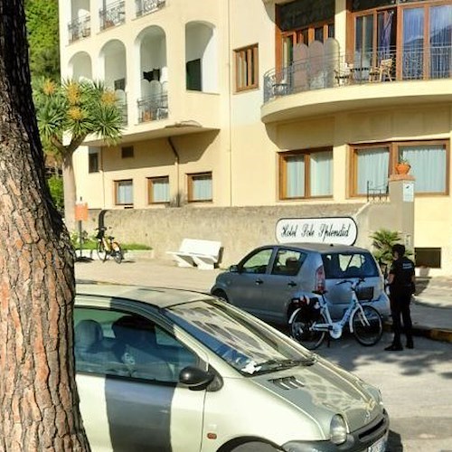 Parcheggio selvaggio a Maiori. L'autobus non passa: multato il conducente di un'utilitaria