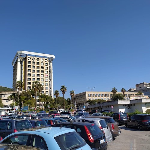 Parcheggio selvaggio all'ospedale di Salerno, Fials: «In sosta auto di chi va allo stadio. Dirigenza del "Ruggi" non controlla»