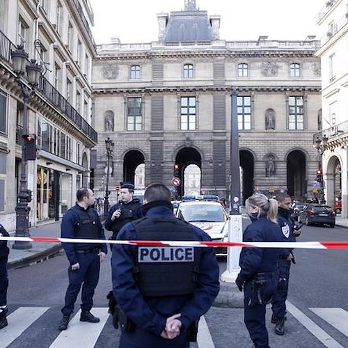 Parigi, attacco terroristico al Louvre