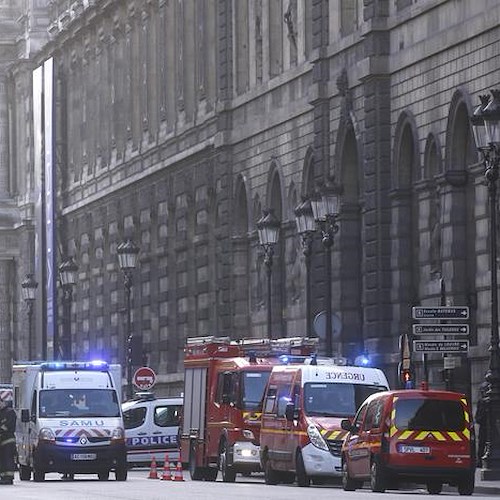 Parigi, attacco terroristico al Louvre