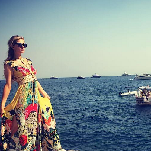 Paris Hilton se la gode a Positano: sole e relax in yacht con il fidanzato Chris Zylka [FOTO]