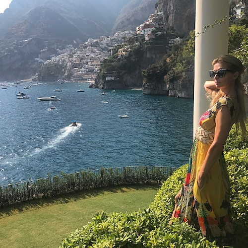 Paris Hilton se la gode a Positano: sole e relax in yacht con il fidanzato Chris Zylka [FOTO]